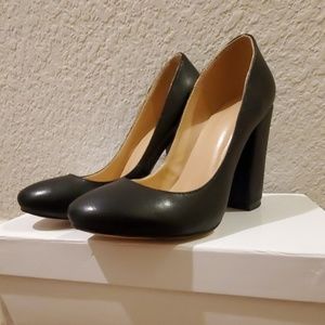 Black pumps with shoe bag